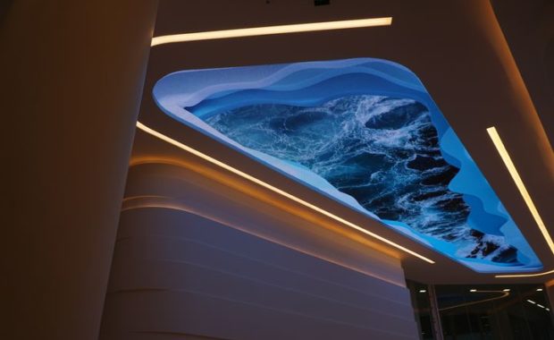 Ecran LED atypique au plafond