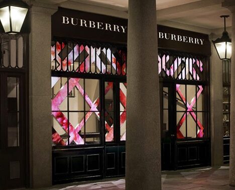 Écran à LED en forme de croisillons qui évoque un tartan dans la boutique de Burberry de Covent Garden à Londres