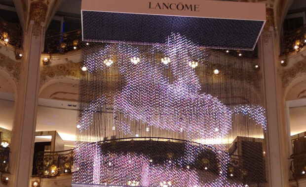 écran 3D suspendu sous la coupole des GL